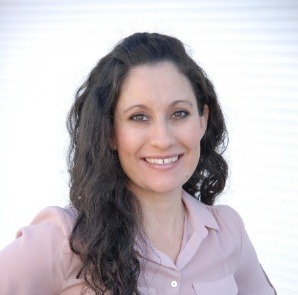 A person with long hair smilingAI-generated content may be incorrect.