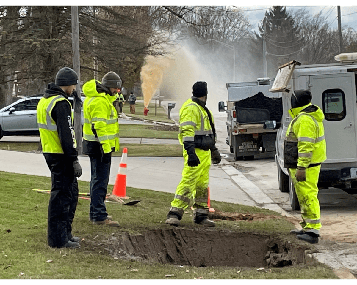 2024 Utility Operators in Action winning photo by Dan Holder, Middlebury, Indiana