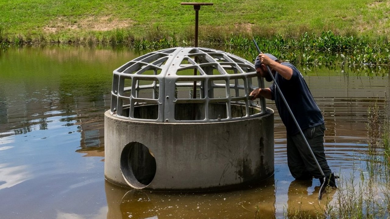 Apartment pond riser inspection