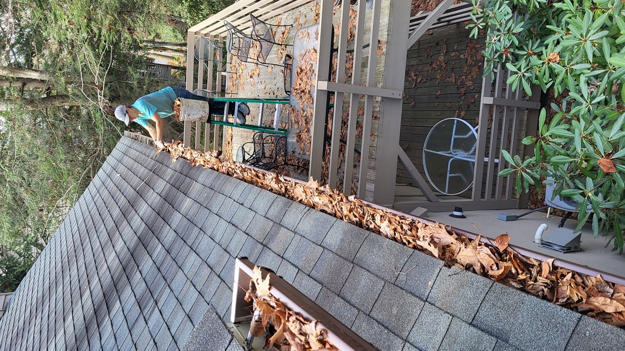 Gutter Cleaning For a Local HOA