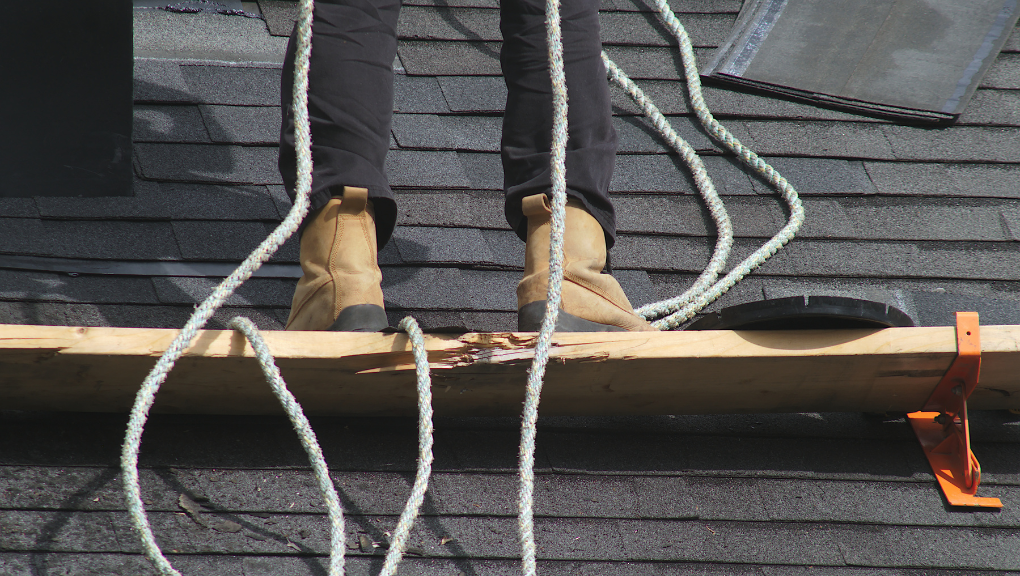 roofer on roof with safetry equpiment