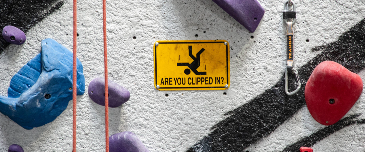 Sign depicting fall in indoor climbing gym