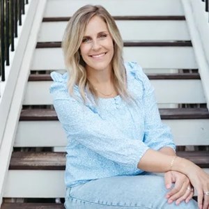 Photo of Lindsey Leonard