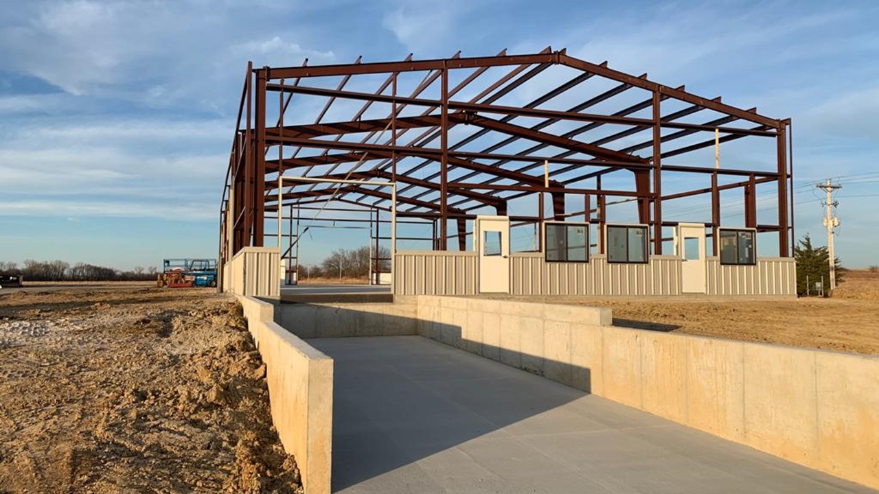 pre-engineered metal pole barn builder