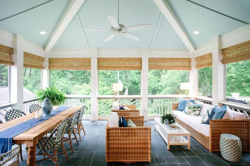 A room with a table and chairsAI-generated content may be incorrect.