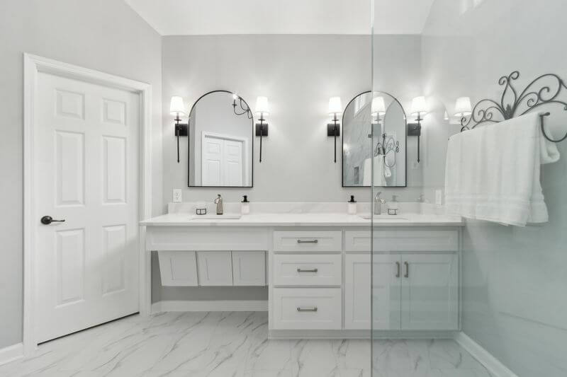 A bathroom with a mirror and a sinkAI-generated content may be incorrect.