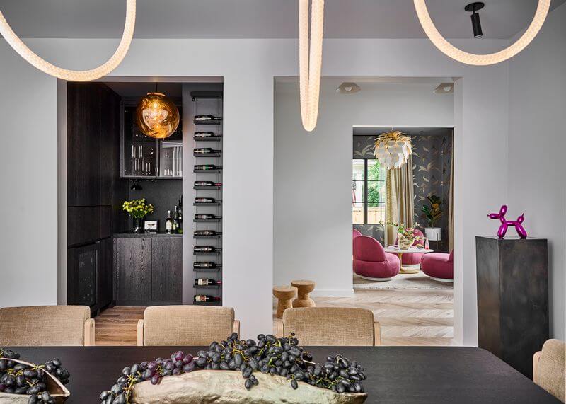 A room with a table and chairsAI-generated content may be incorrect.