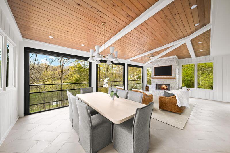 A room with a table and chairsAI-generated content may be incorrect.