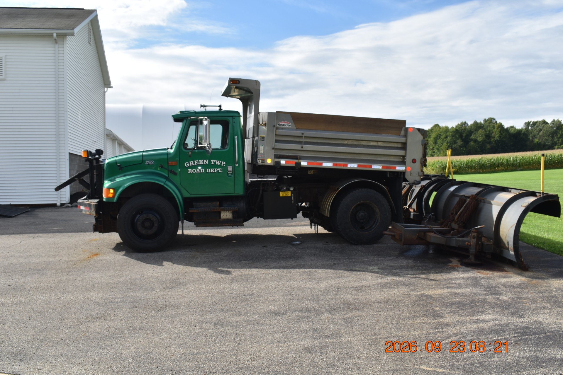 Another view of the 2001 International 4900 Dump Truck