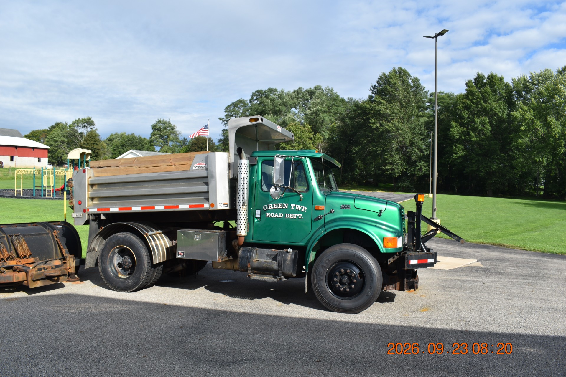 Additional view of the 2001 International 4900 Dump Truck