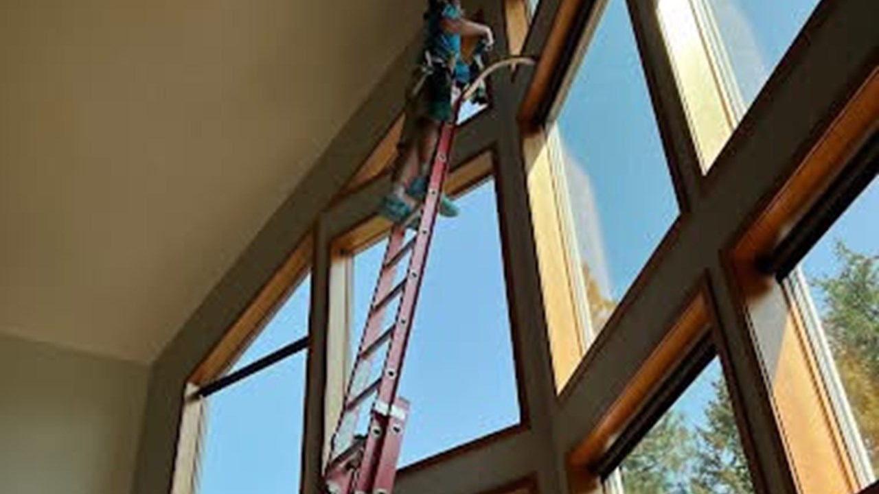 Cleaning high up interior windows